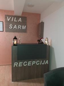 um sinal para um santanderarmaarmaarmaarmaarmaarmaarmaarma em Šarm studio 301 em Zlatibor