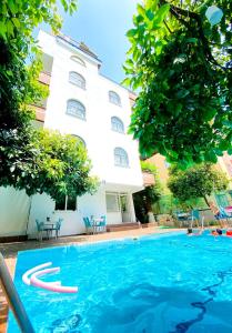 Bazén v ubytování Kafkas Hotel nebo v jeho okolí