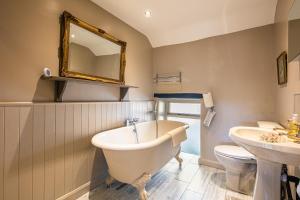 a bathroom with a tub and a sink and a toilet at Fruitpip in Bakewell