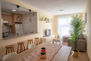 cocina y sala de estar con mesa y sillas en Aqua - Apartamento a 250m playa, en La Pineda