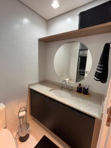 uma casa de banho com um lavatório e um espelho em loft luxuoso Home & Lifestyle Ibirapuera. N.946 em São Paulo