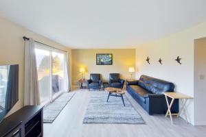 奇蘭的住宿－Perfect View，客厅配有真皮沙发和电视