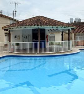 a large swimming pool in front of a house at Apartamento central melgar in Melgar