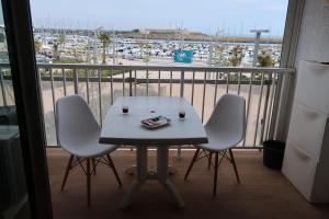 Balkón alebo terasa v ubytovaní Studio Valras vue Port et Mer Wi-Fi gratuit
