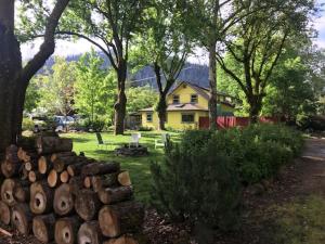 Κήπος έξω από το Bigfoot RV & Cabins Park