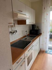 Dapur atau dapur kecil di FeWo mit Weser-Fernblick
