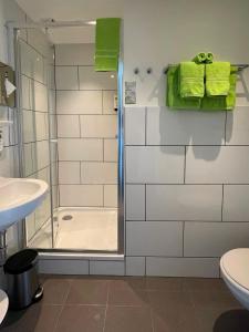 ヘレンタールにあるBoutique Hotel Restaurant Hollerather Hofのシャワー、トイレ、洗面台を備えたバスルーム