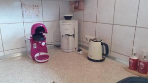 a kitchen counter with a pink blender on the counter at Ferienwohnung Silk in Niederkrüchten