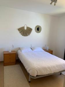 a bedroom with a bed and a mirror on the wall at Belmont 2/2 in L'Estartit