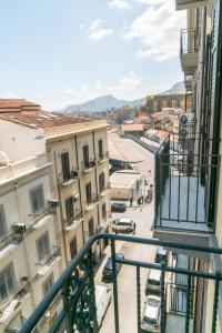 balcone con vista sulla città. di B&B Handy Palermo a Palermo