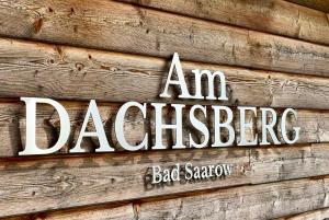 ein Schild für eine Adelige an einer Holzwand in der Unterkunft Ferienhaus am Dachsberg in Bad Saarow