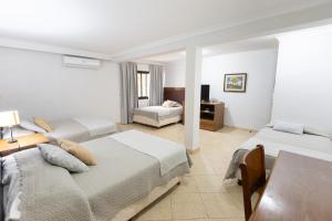 una camera d'albergo con due letti e un tavolo di Terrazas Vista Verde ad Asunción