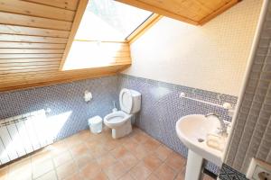 a bathroom with a toilet and a sink at Alojamiento Rural Arco Iris in Arroyo Frio +21 photos