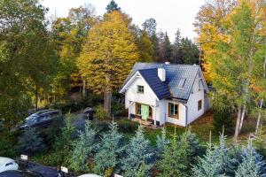 una vista aerea di una piccola casa bianca con il tetto blu di Michałowy Domek koło Karpacza - Apartamentuj a Karpacz