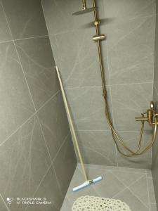 een douche met een houten paal in de badkamer bij צימרים סוף העולם 2 in Ein Kinya +30 foto's