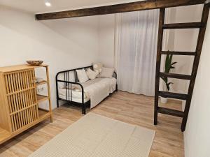 ein Schlafzimmer mit einem Bett und einem Bücherregal in der Unterkunft surf.Lend in Graz