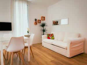 sala de estar con sofá blanco y mesa en Villa Ada Olbia, en Olbia