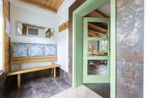 una porta verde in una stanza con una panca di Michałowy Domek koło Karpacza - Apartamentuj a Karpacz