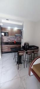 eine Küche mit einem Tisch und Stühlen im Zimmer in der Unterkunft Eldorado Thermas Park Caldas Novas in Caldas Novas