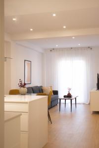 ein Wohnzimmer mit einem Sofa und einem Tisch in der Unterkunft Apartamentos Fleming in Albacete