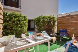 Patio alebo iná vonkajšia časť ubytovania Villa Sandrine T3