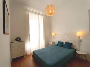 Un dormitorio con una cama verde y una ventana en 10 MARIA - Faro, en Faro