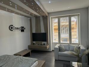 Televízia a/alebo spoločenská miestnosť v ubytovaní Imagine Budapest Premium Apartment