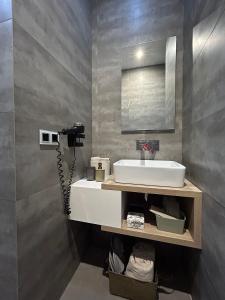 een badkamer met een wastafel en een telefoon. bij Imagine Budapest Premium Apartment in Boedapest