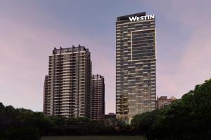un edificio alto con un cartel encima en The Westin Manila en Manila