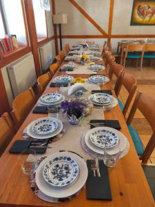 una mesa larga con platos azules y blancos. en Przywiśle, en Ustroń