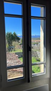 Vista generica sulle montagne o vista sulle montagne dall'interno del bed & breakfast