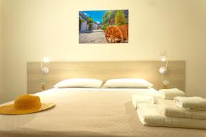 - une chambre avec un lit doté d'un chapeau dans l'établissement CityFlat Guest House, à Bari