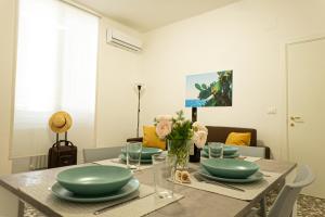 - une table à manger avec des plats verts dans l'établissement CityFlat Guest House, à Bari