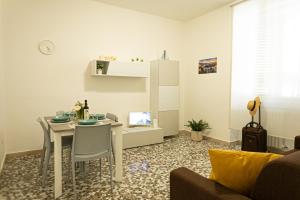 - un salon avec une table et une salle à manger dans l'établissement CityFlat Guest House, à Bari