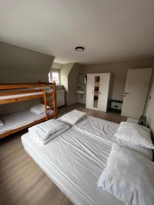 デ・パンネにあるVilla Calmeynのベッドルーム1室(白いシーツが備わる二段ベッド2組付)