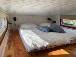 um quarto com uma cama com duas almofadas azuis em Tiny House 300 Meter vom Zentrum entfernt em Eberswalde