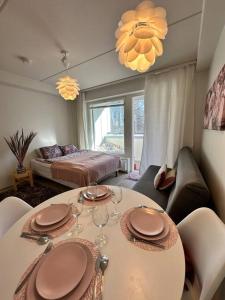 埃斯波Aurora Home Finnoo Espoo - studio next to metro, easy to reach Helsinki and Otaniemi, Aalto University and Iso Omena shopping center的客厅配有带酒杯的桌子