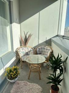 Aurora Home Finnoo Espoo - studio next to metro, easy to reach Helsinki and Otaniemi, Aalto University and Iso Omena shopping center的休息区