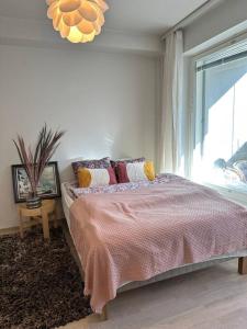 Aurora Home Finnoo Espoo - studio next to metro, easy to reach Helsinki and Otaniemi, Aalto University and Iso Omena shopping center客房内的一张或多张床位