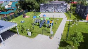 eine Luftansicht eines Spielplatzes in einem Park in der Unterkunft Apartament SŁONECZKO Rezydencja Ustronie Morskie in Ustronie Morskie