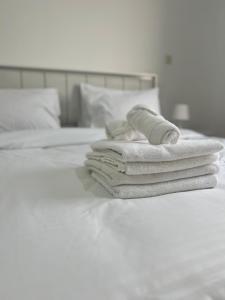 Postel nebo postele na pokoji v ubytování JBR Walk Luxury 2 Bedroom Apartment - Free Beach Access