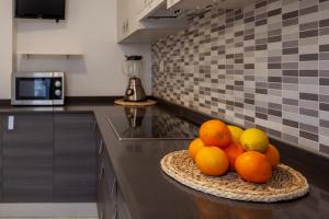 uma taça de fruta num balcão na cozinha em Luxuriösen Apartment am Meer Golfplatz, Strand em Playa del Cura