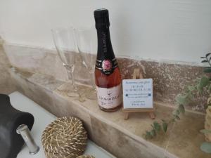 Nápoje v ubytovaní Détente au bord du Loir - Spa Sauna - Gîte 3