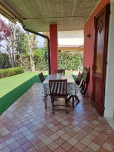 una casa con patio con mesa y sillas en Casa Arcoiris by Garda Facilities, en Manerba del Garda