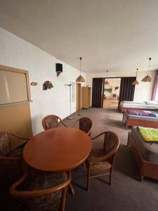 a room with a table and chairs and a bed at Pension für Monteure in Leisnig in Leisnig