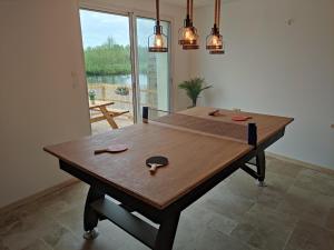 Stolný tenis v ubytovaní Détente au bord du Loir - Spa Sauna - Gîte 3 alebo v jeho okolí