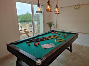 Biliardový stôl v ubytovaní Détente au bord du Loir - Spa Sauna - Gîte 3