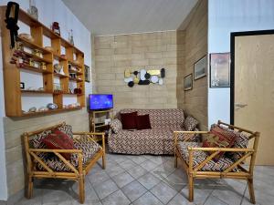 una sala de estar con un sofá y dos sillas en Casa Vacanza Rita, en Marina di Pescoluse