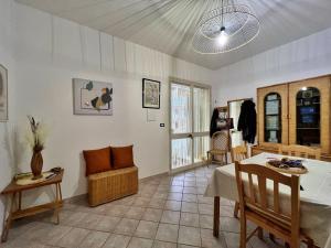 a living room with a table and a chair at Casa Vacanza Rita in Marina di Pescoluse