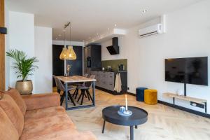 a living room with a couch and a table at In de Mid - Prachtige appartementen in hartje Joure in Joure